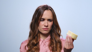 心烦意乱的女人拿着一块芝士蛋糕16秒视频