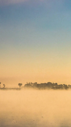 日出鸭绿江上流动的晨雾延时视频延时摄影17秒视频
