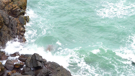 海浪拍打在礁石上 合集视频