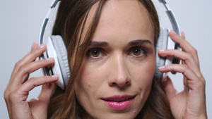 戴耳机听音乐的女人23秒视频