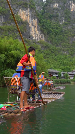 第一视角拍摄竹筏漂流游山玩水16秒视频