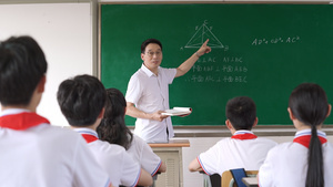 4K老师请男同学上台解答数学问题52秒视频