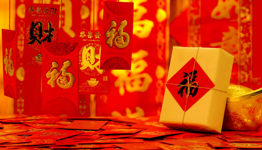 红色喜庆背景前悬挂红包福字礼盒实拍虚焦静物视频视频