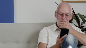 一个老人使用智能手机时微笑27秒视频
