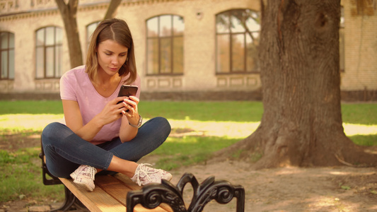 在大学附近的移动手机上传递年轻女性信息视频