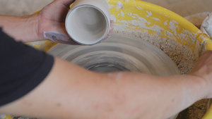 江西景德镇古窑民俗博览区现场手工制作陶器瓷器4k素材53秒视频