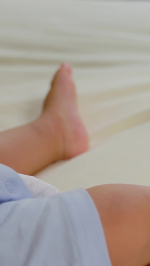 妈妈给睡着的宝宝穿袜子母亲节25秒视频