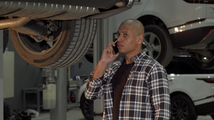 在汽车修理站打电话的非洲青年男子电话上说话11秒视频