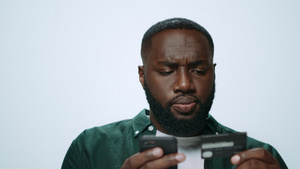 严重非洲男子在工作室用智能手机网上购物的肖像11秒视频
