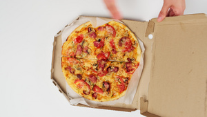 用奶酪西红柿香肠和蘑菇烤圆环披萨在白纸箱中切成碎片10秒视频