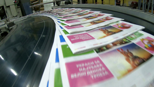 印刷厂工厂杂志在印刷机和文件夹后传送带线路上运输的视频