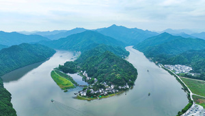 4K航拍黄山新安江风景区新安江游船观光山河风光峡谷自然风景26秒视频