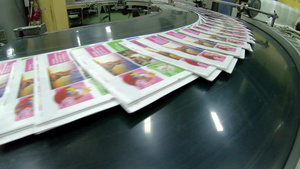 印刷厂工厂杂志在印刷机和文件夹后传送带线路上运输的11秒视频