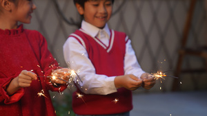 小朋友燃放烟火开心过新年13秒视频