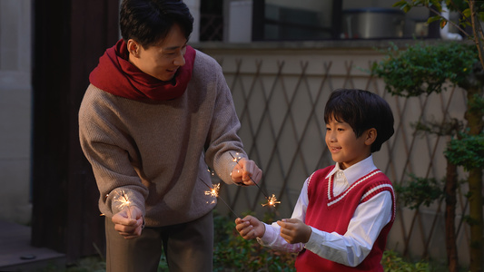 新年父子燃放仙女棒庆祝新年视频