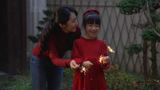 新年母女燃放仙女棒庆祝新年视频