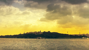 日出日落时伊斯坦布尔背景的顶端卡皮宫殿和哈贾索菲亚6秒视频