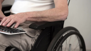 在笔记本电脑上打字的轮椅残疾人26秒视频