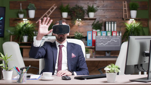 办公室工作人员使用虚拟现实眼镜13秒视频