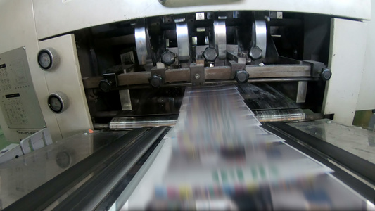 印刷厂生产流程大卷纸的平面滚式机速度快视频