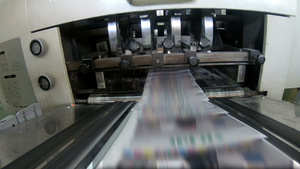 印刷厂生产流程大卷纸的平面滚式机速度快10秒视频
