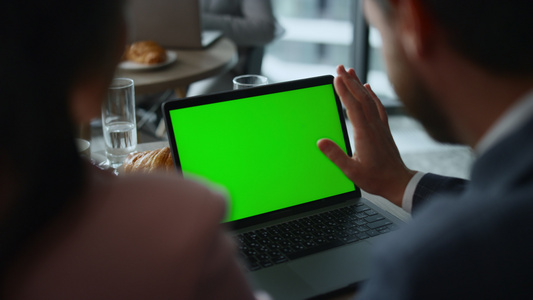 企业家夫妇在餐厅的绿屏笔记本电脑上进行视频通话视频