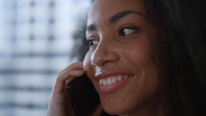 美国女商务人士在办公室里用手机通话18秒视频