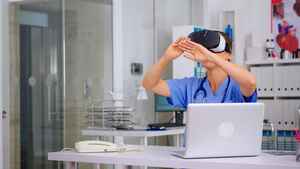 医疗护士在医院使用Vr护目镜体验虚拟现实20秒视频