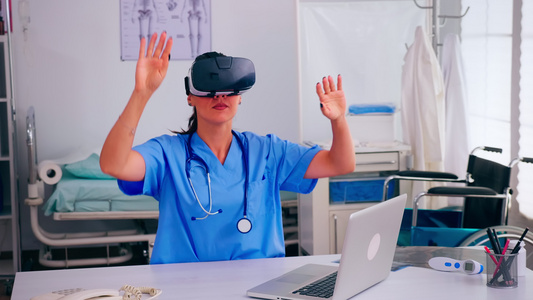 医生使用Vr护目镜体验虚拟现实的医疗保健视频