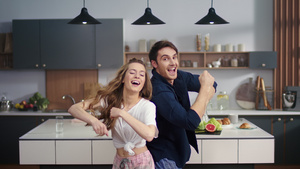 快乐的一对情侣回到家里的厨房跳舞15秒视频