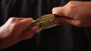 两手握着一张一块钱的钞票6秒视频