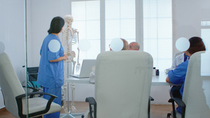 医务护士指向人类骨骼的子宫颈脊椎17秒视频