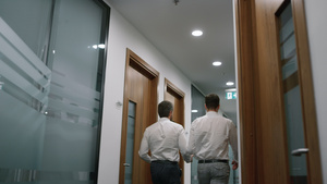 两个商务人士步行办公室在财务公司一起讨论公司数据30秒视频