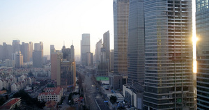 4K都市清晨青岛香港路高楼间穿行航拍34秒视频