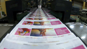 印刷厂工厂杂志在印刷机和文件夹后传送带线路上运输的9秒视频