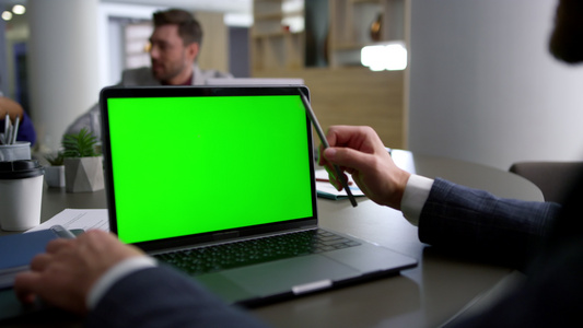 办公室员工使用笔记本电脑色度键在业务团队会议上工作视频
