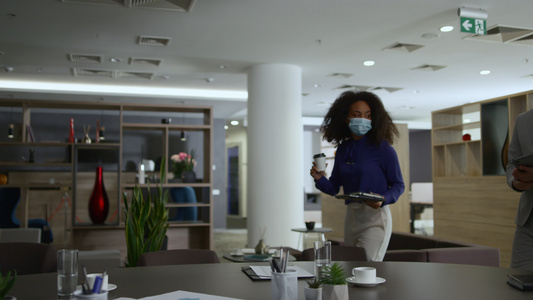 多元化的企业团队会议在办公桌上戴着面罩视频