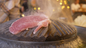 烤猪肉烧烤在饭馆用烟熏的炉灶木炭上生猪肉烤烤13秒视频