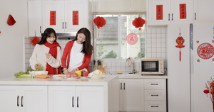 年轻女性居家做饭庆祝春节46秒视频