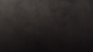 黑背景的烟雾散布于地表上7秒视频