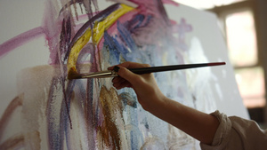 在工作场所画的年轻女性 创意画家在室内做笔风运动8秒视频