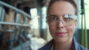 肖像乳品工人独自戴着眼镜在牛奶农场生产设施12秒视频