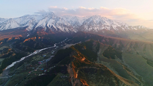 青海昆仑山脉日照金山视频