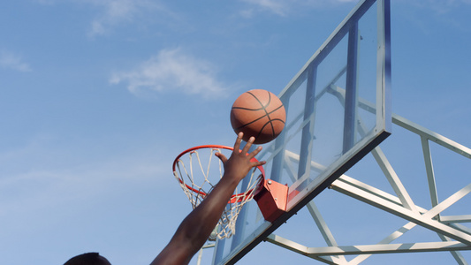 特写非洲篮球运动员在体育操场上打篮球视频