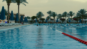 在Hurghada度假胜地的豪华露天游泳池16秒视频