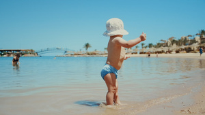 可爱宝宝在海边水中走动20秒视频