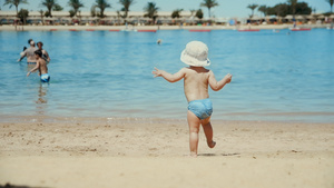 可爱宝宝在海边奔跑16秒视频