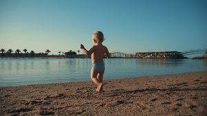 可爱宝宝在沙滩上玩耍12秒视频