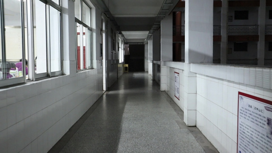 实拍学校的走廊视频