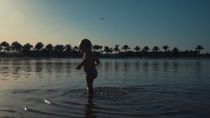 可爱的宝宝在海边水里走来去22秒视频